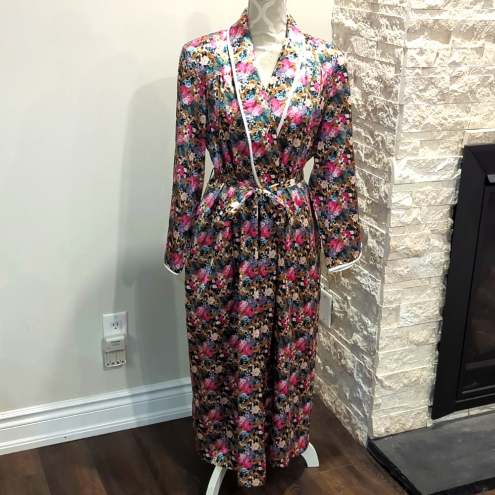 Vintage Mr Robert Floral Satin feel Robe Like New
